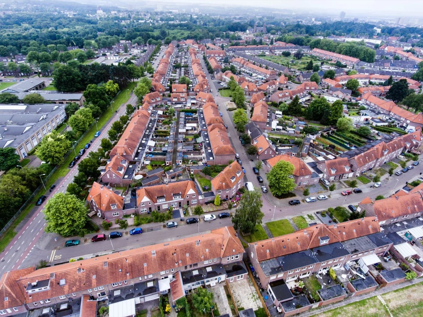 Luchtfoto van een Nederlandse woonwijk