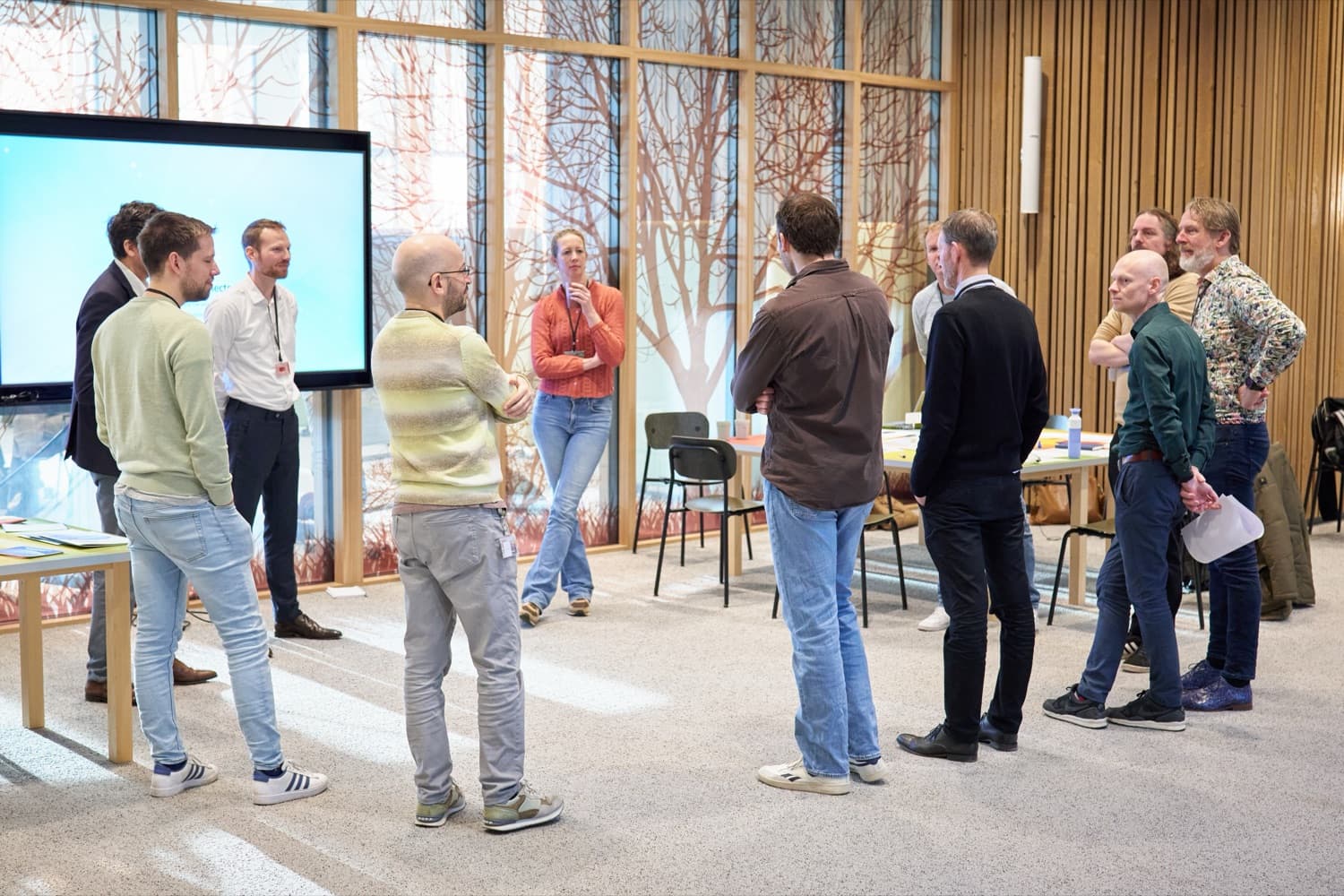 Een groep professionals tijdens een serious-game-sessie