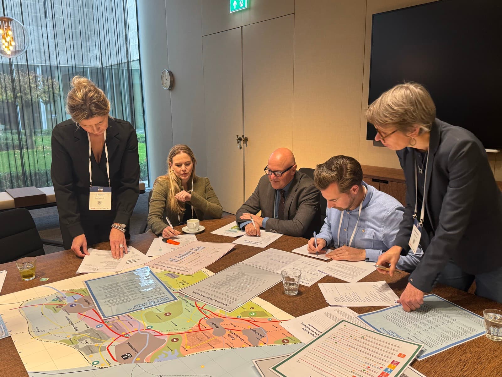 Raadsleden aan de speeltafel tijdens een sessie
